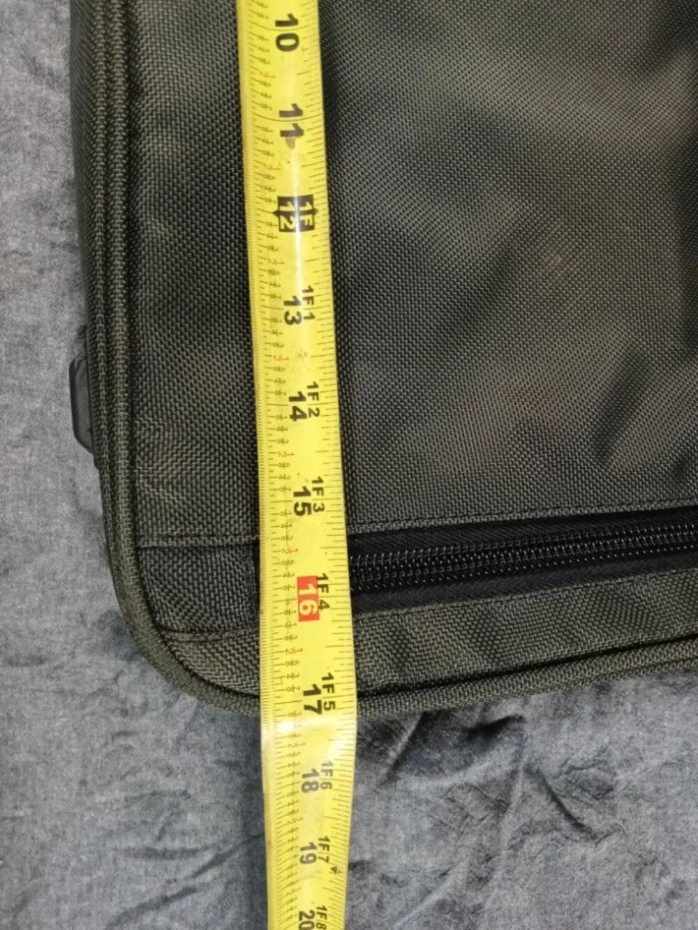 Kensington Green Heavy Duty Computer Laptop Tablet Messenger Bag in Great Cond